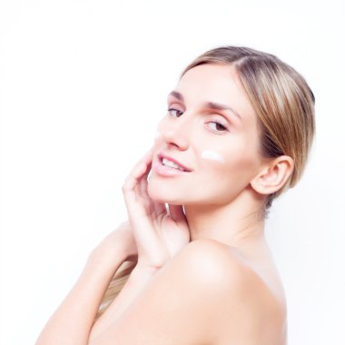 Kadının yüzünde kremle. Güzellik kavramı.