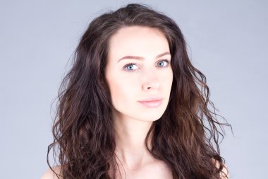 Kahverengi kıvırcık saçlı güzel kadın