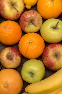 Portakal, elma ve muz ahşap Komiteler tablo ile lezzetli meyve arka plan