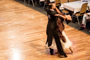 Yavaş dans rakip vals veya tango