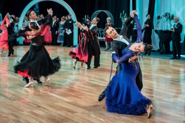 Yavaş dans rakip vals veya tango