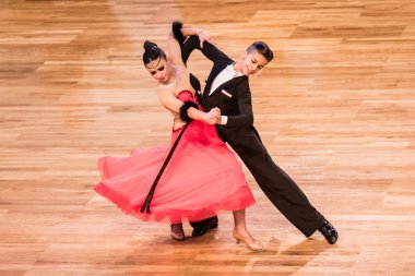 Yavaş dans rakip vals veya tango