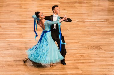 Yavaş dans rakip vals veya tango