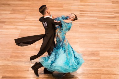 Yavaş dans rakip vals veya tango