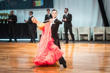 Yavaş dans rakip vals veya tango