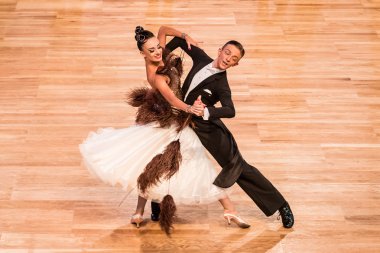 Yavaş dans rakip vals veya tango