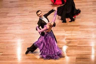 Yavaş dans rakip vals veya tango