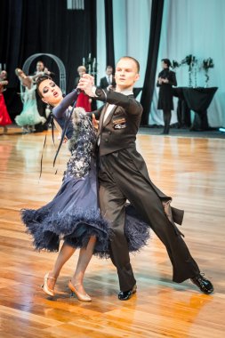 Yavaş dans rakip vals veya tango