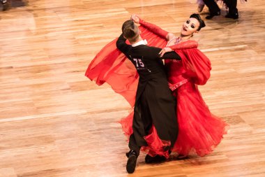 Yavaş dans rakip vals veya tango