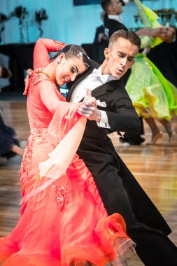 Yavaş dans rakip vals veya tango