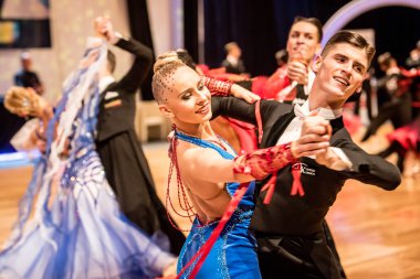 Yavaş dans rakip vals veya tango