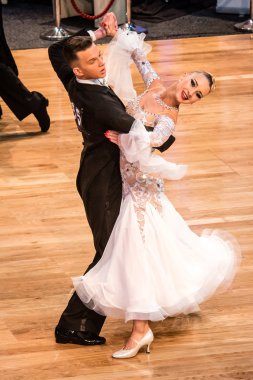 Yavaş dans rakip vals veya tango