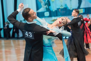 Yavaş dans rakip vals veya tango