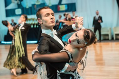 Yavaş dans rakip vals veya tango
