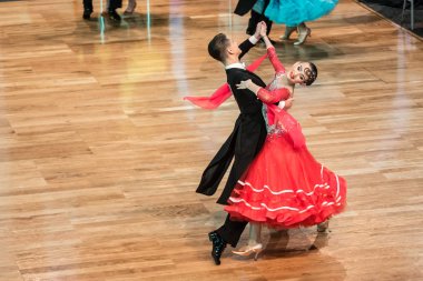 Yavaş dans rakip vals veya tango