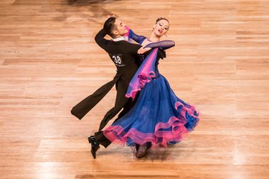 Yavaş dans rakip vals veya tango