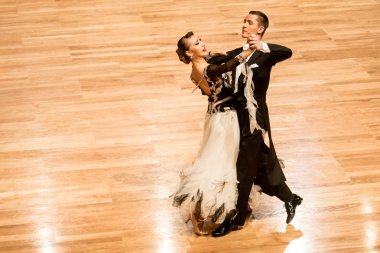 Yavaş dans rakip vals veya tango