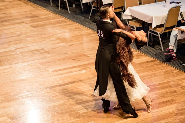 Konkurrenten tanzen langsamen Walzer oder Tango — Stockfoto