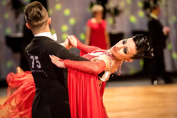 Competidores bailando vals lento o tango — Foto de Stock