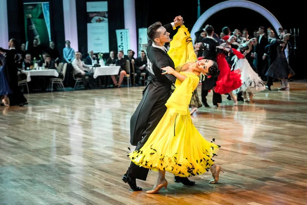 Konkurrenten tanzen langsamen Walzer oder Tango — Stockfoto