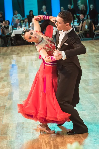 Competidores bailando vals lento o tango — Foto de Stock