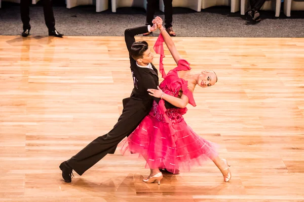 Yavaş dans rakip vals veya tango