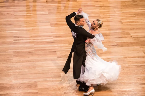 Competidores dançando valsa lenta ou tango — Fotografia de Stock