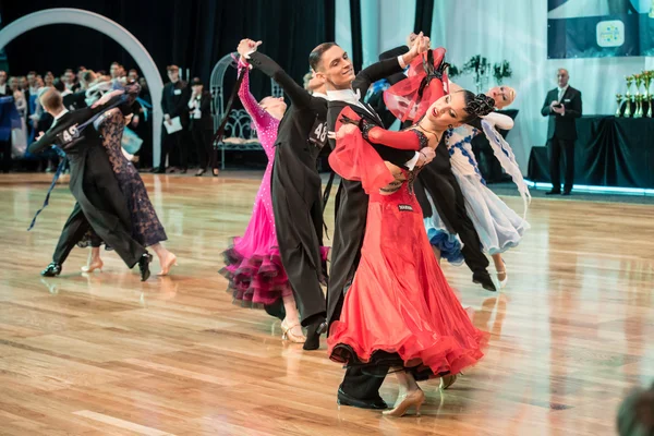 Competidores bailando vals lento o tango —  Fotos de Stock