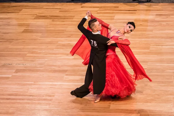 Yavaş dans rakip vals veya tango