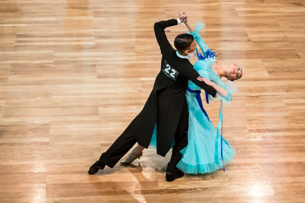 Yavaş dans rakip vals veya tango