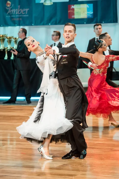 Konkurrenter danser langsom vals eller tango - Stock-foto