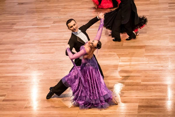 Yavaş dans rakip vals veya tango