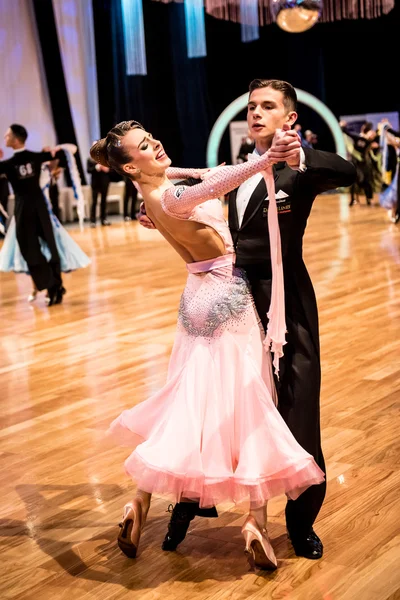 Konkurrenten tanzen langsamen Walzer oder Tango — Stockfoto