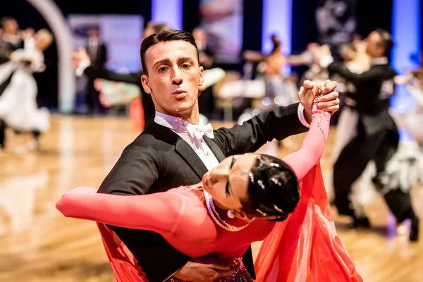 Yavaş dans rakip vals veya tango