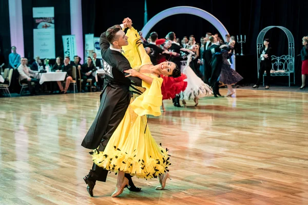 Konkurenti pomalu tančit valčík nebo tango — Stock fotografie