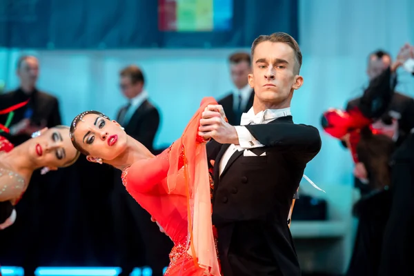 Yavaş dans rakip vals veya tango