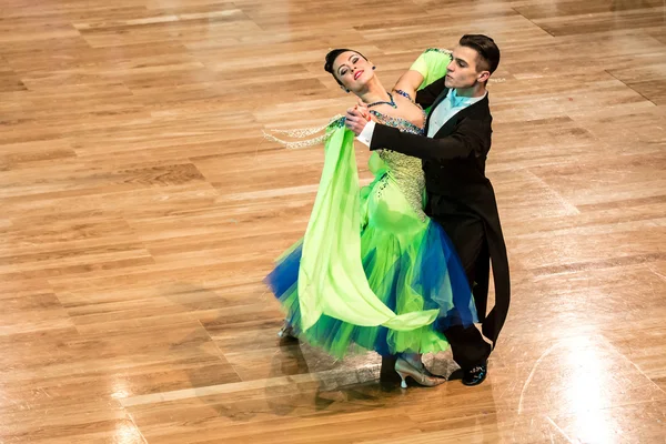Concorrenti di dancing lento valzer o tango — Foto Stock