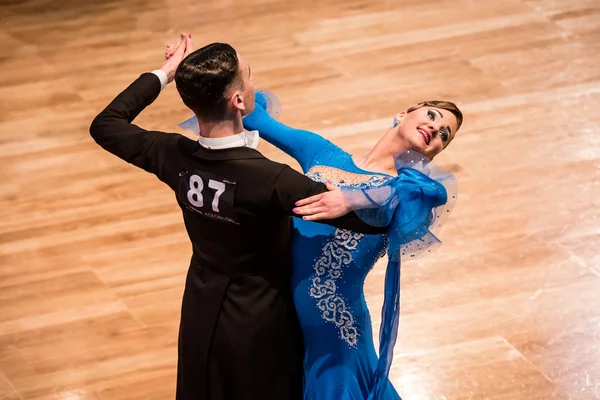 Yavaş dans rakip vals veya tango