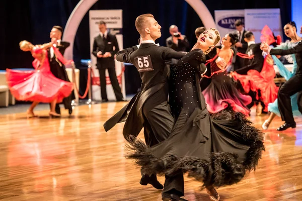 Compétiteurs dansant valse lente ou tango — Photo