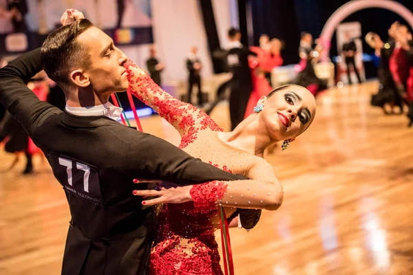 Concurrenten dansen langzame wals of tango — Stockfoto