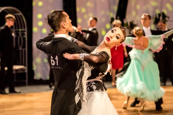 Konkurrenter dans långsam vals och tango — Stockfoto