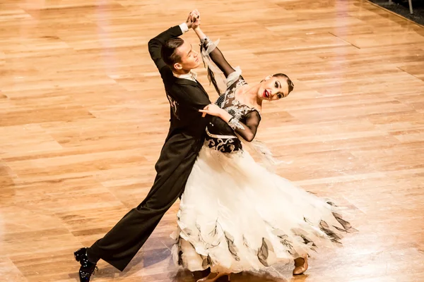 Competidores bailando vals lento o tango — Foto de Stock