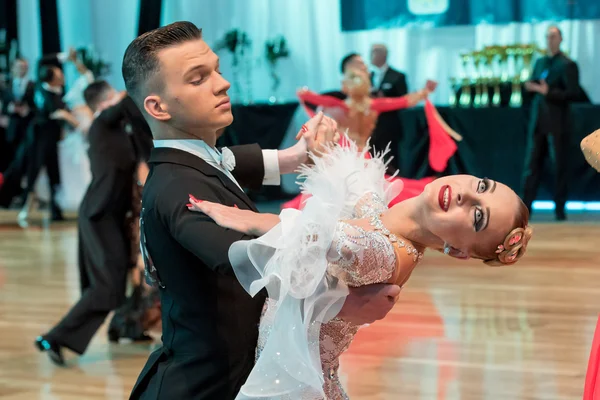 Competidores dançando valsa lenta ou tango — Fotografia de Stock
