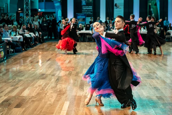 Competitors dancing slow waltz or tango — Stock Photo, Image