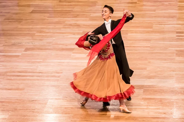 Competitors dancing slow waltz or tango — Stock Photo, Image