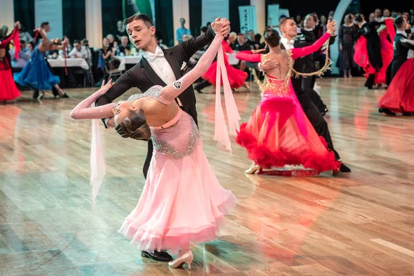 Competitors dancing slow waltz or tango — Stock Photo, Image