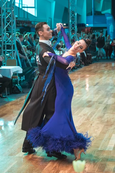 Yavaş dans rakip vals veya tango