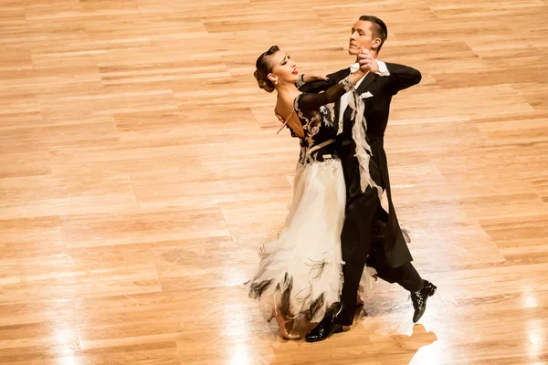 Yavaş dans rakip vals veya tango