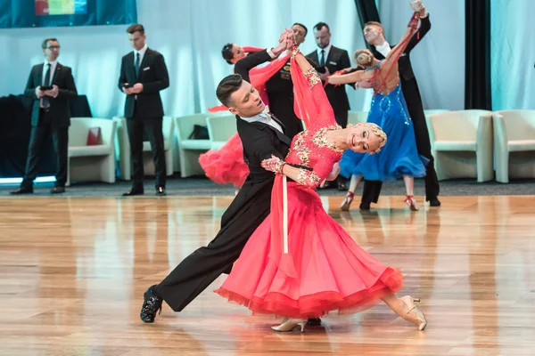 Competidores dançando valsa lenta ou tango — Fotografia de Stock