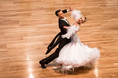 Yavaş dans rakip vals veya tango